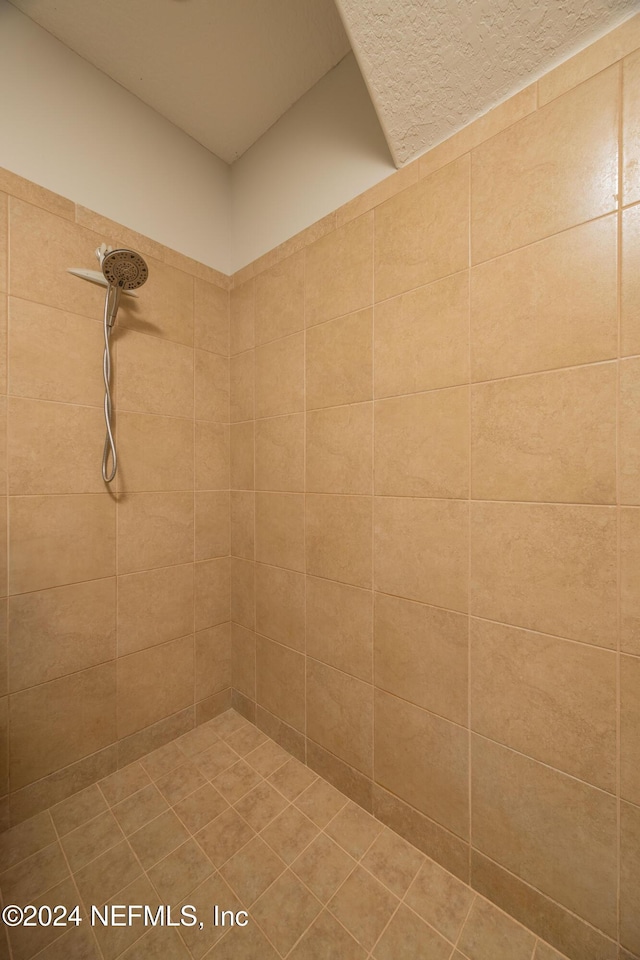 bathroom featuring a tile shower