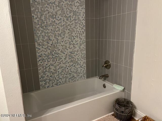 bathroom featuring tiled shower / bath combo