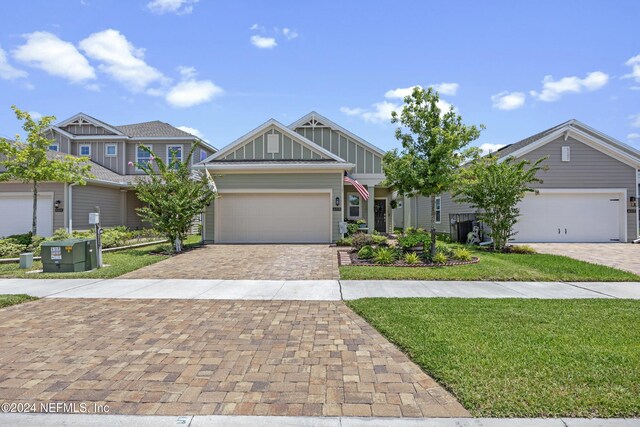 view of front of house featuring a front lawn and a garage