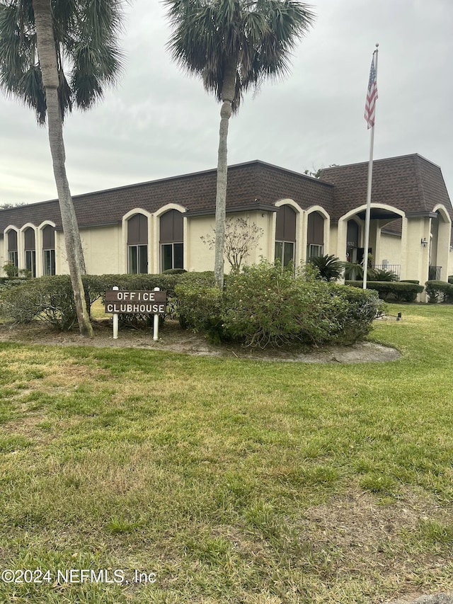 view of front of property with a front yard