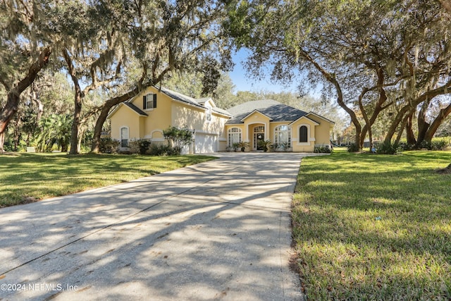 view of front of home featuring a front lawn