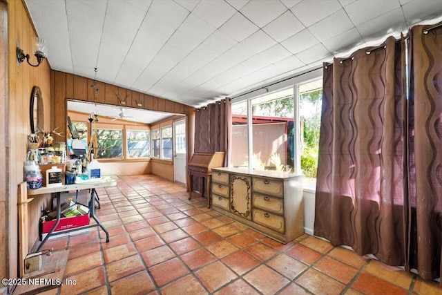 sunroom with ceiling fan