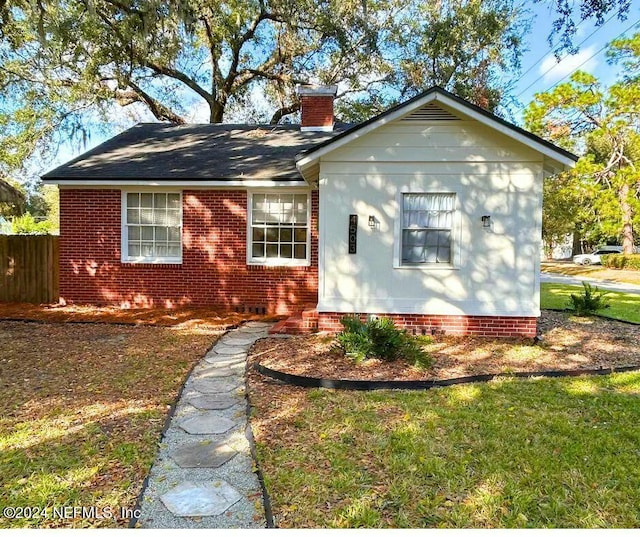 view of front of home featuring a front lawn