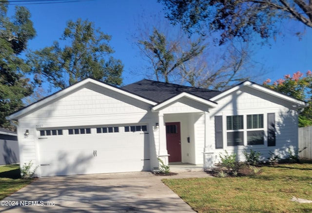 view of front of home featuring a garage and a front yard