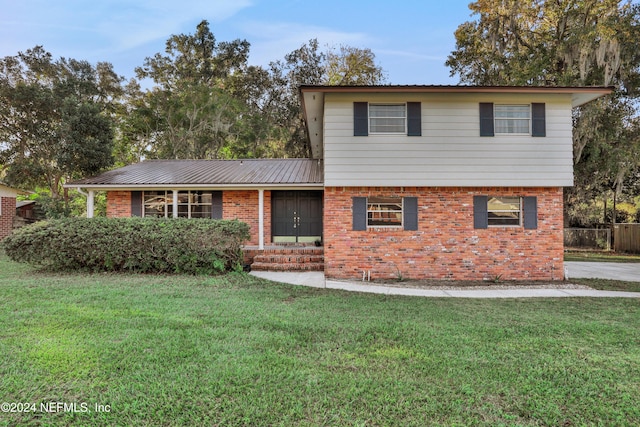 view of front of property featuring a front yard