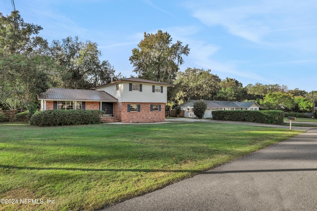 view of front facade with a front yard