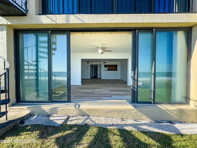 doorway to property with ceiling fan