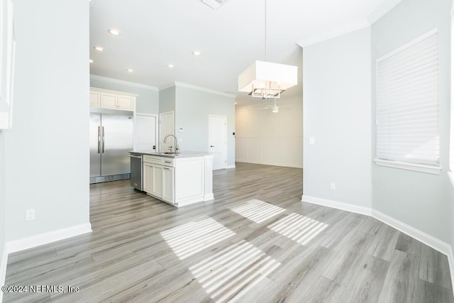 kitchen featuring hanging light fixtures, stainless steel appliances, light hardwood / wood-style flooring, a center island with sink, and ornamental molding