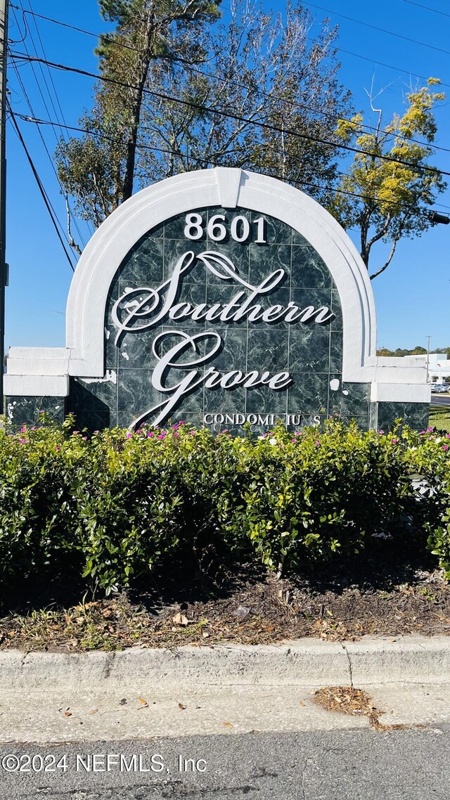 view of community / neighborhood sign