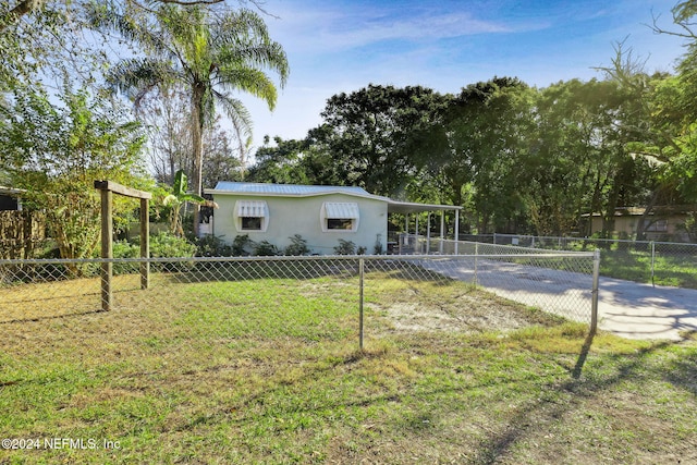 view of yard featuring a carport