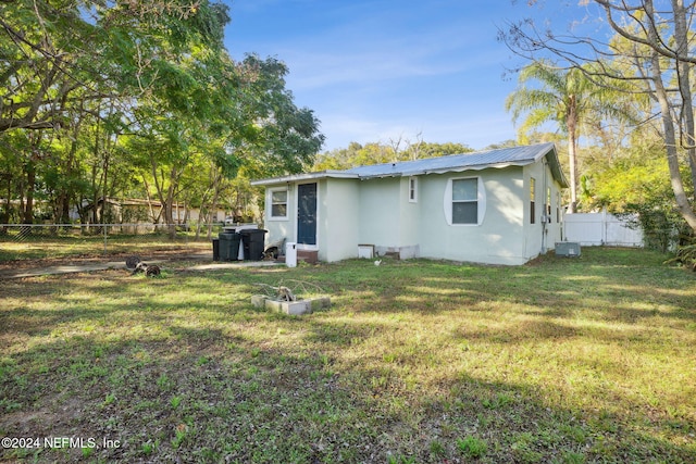 back of house featuring a yard