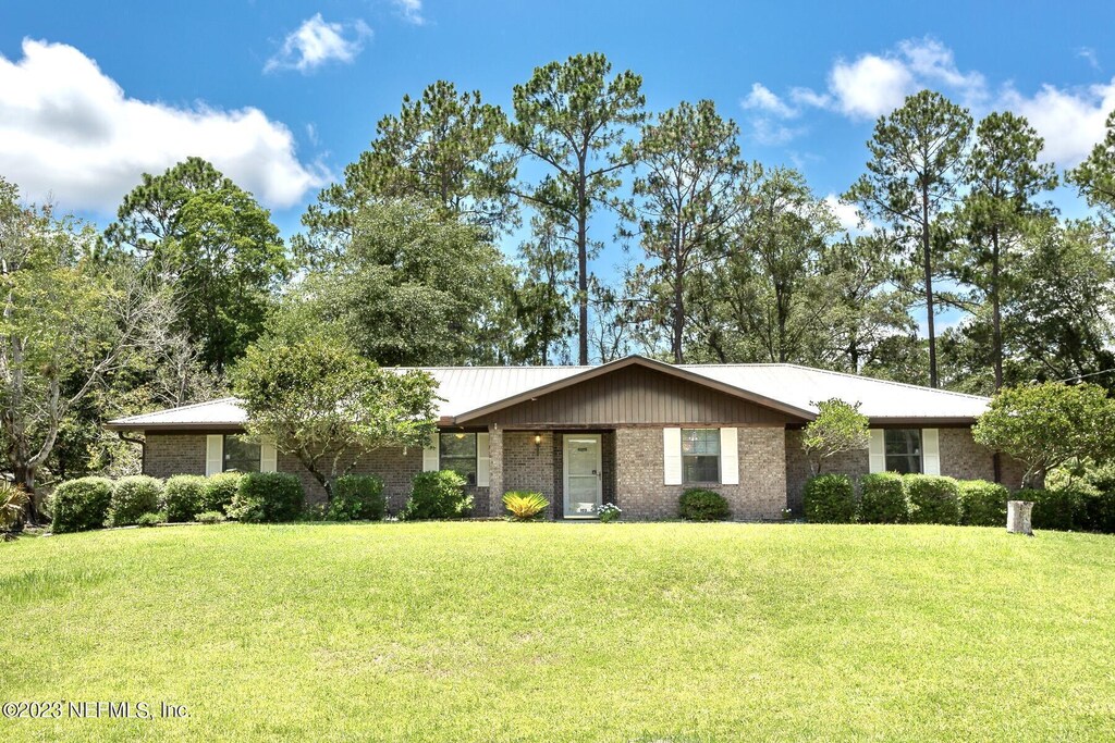 103 Point Of Woods Trl, Palatka, FL 32177 - single story home with a front lawn