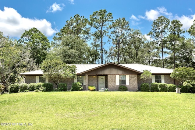 single story home with a front lawn