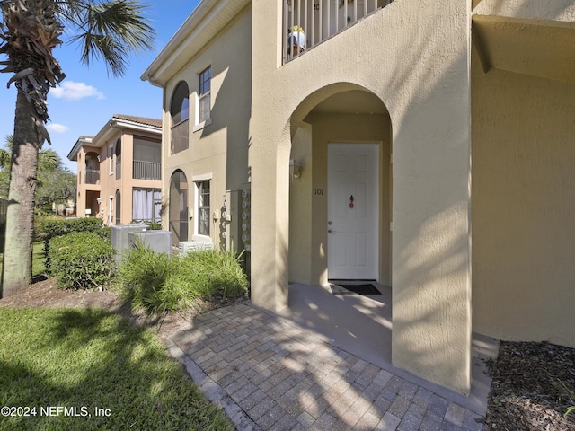 property entrance featuring a balcony