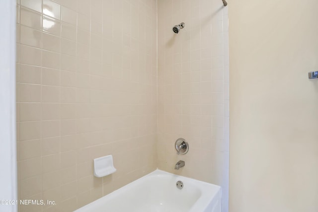 bathroom featuring tiled shower / bath combo