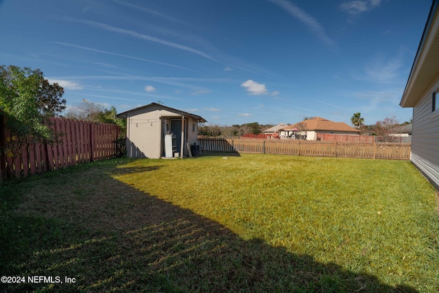 view of yard featuring a shed