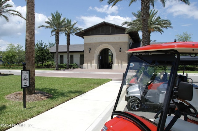 view of front facade featuring a front lawn