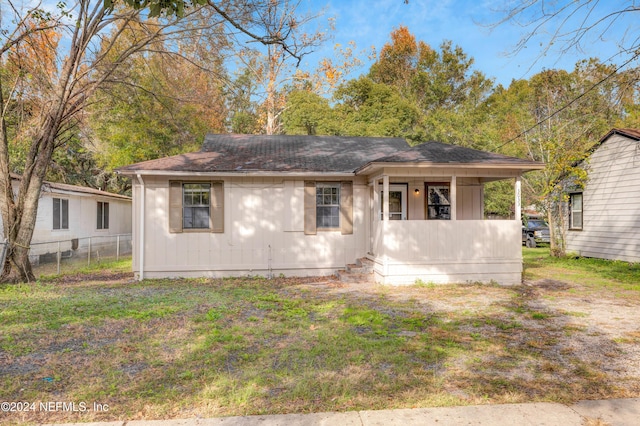 view of front of property featuring covered porch and a front yard