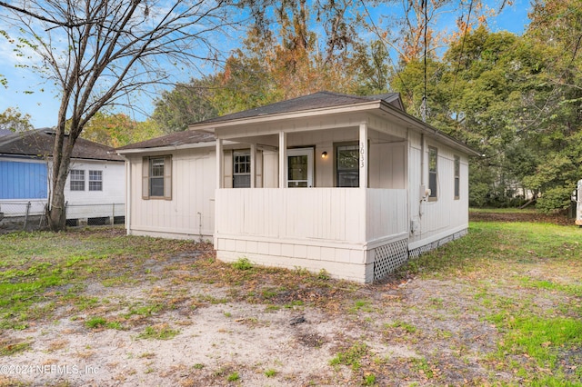 view of front of property featuring covered porch