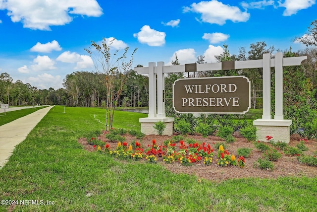 community sign featuring a yard