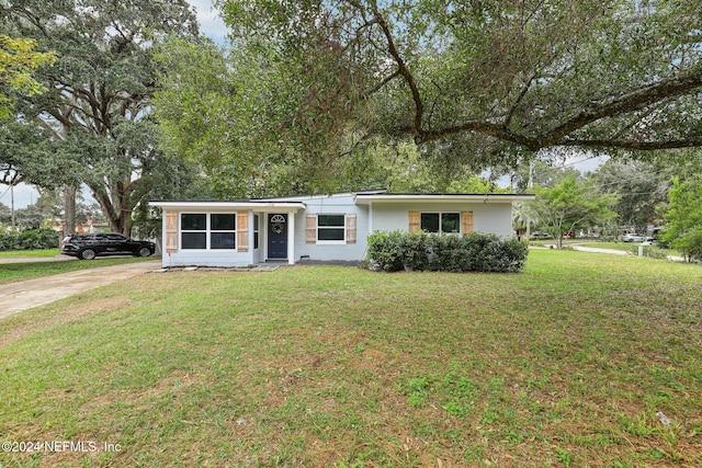 ranch-style home with a front yard