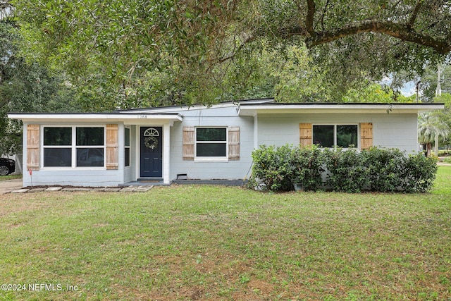 single story home with a front lawn