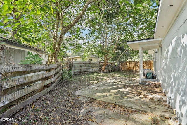 view of yard featuring a patio