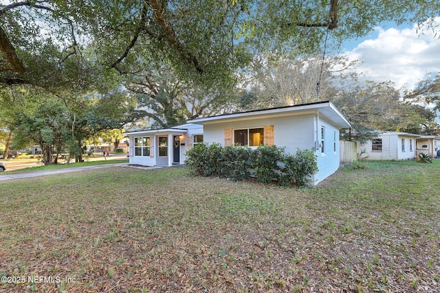 ranch-style home featuring a front yard