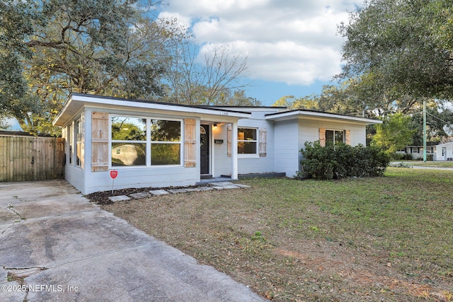 single story home featuring a front lawn