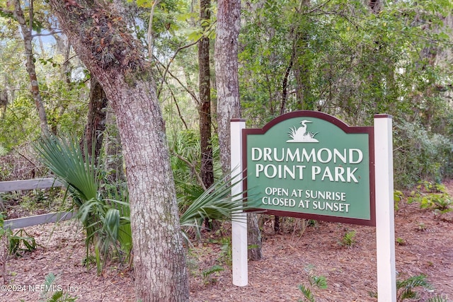 view of community / neighborhood sign