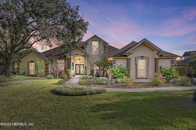 view of front of property featuring a yard