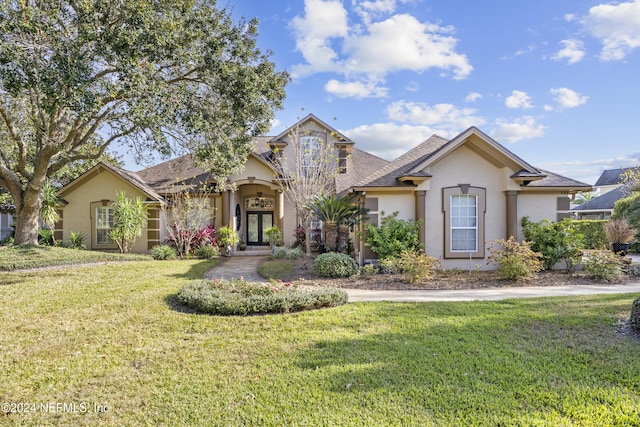 view of front of property featuring a front lawn