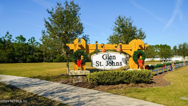 community sign featuring a yard