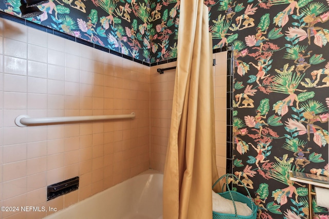 bathroom featuring shower / bath combo