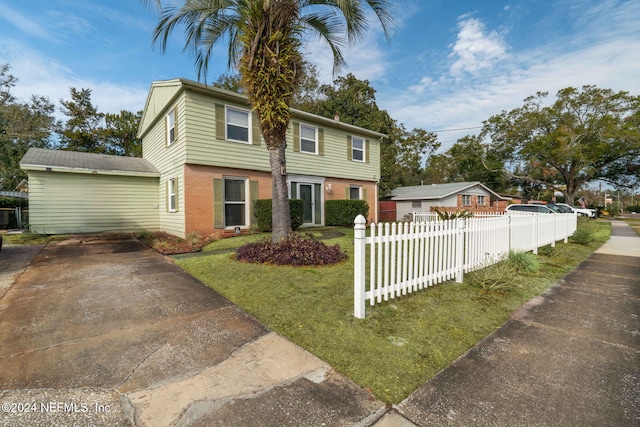 view of front of property featuring a front yard