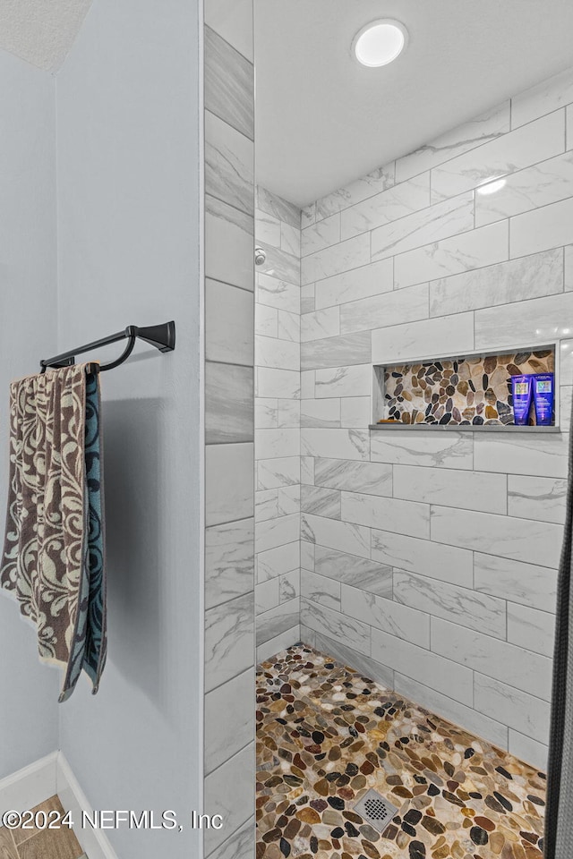 bathroom featuring tiled shower