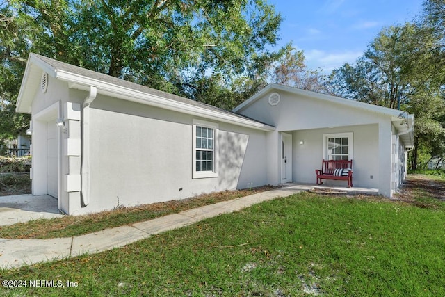 view of front of house featuring a front yard and a porch