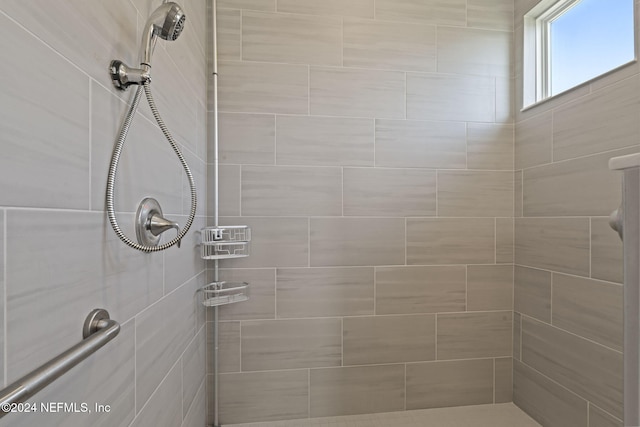 bathroom featuring a tile shower