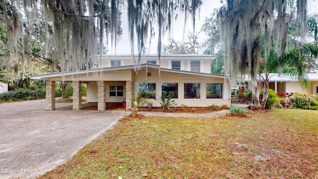 view of front of house featuring a front yard and a carport