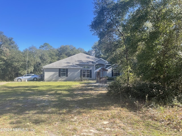 view of front of home featuring a front lawn