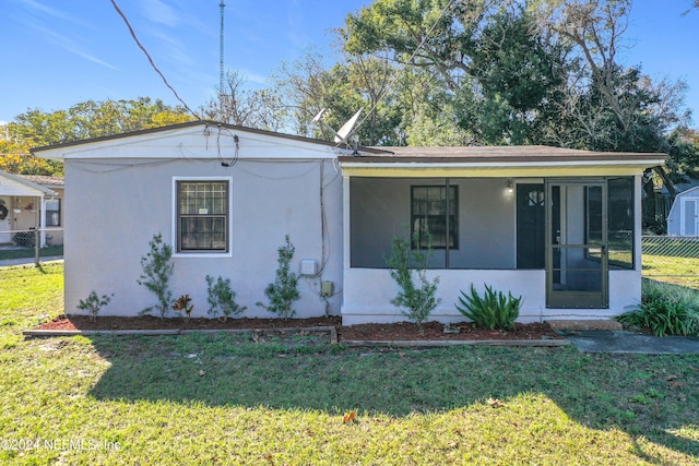 view of front of property featuring a front yard