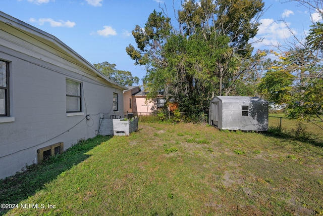 view of yard featuring a storage unit