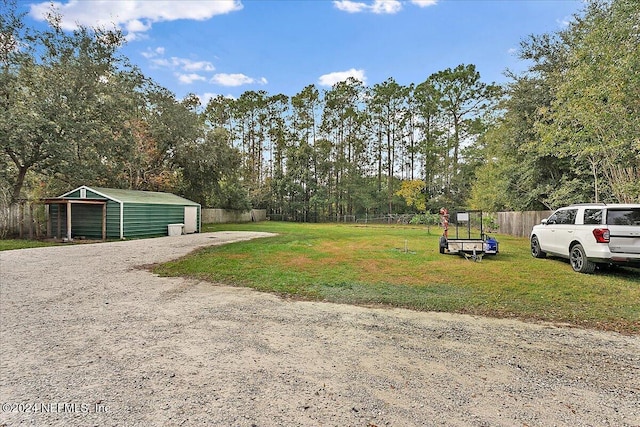 view of yard featuring an outdoor structure