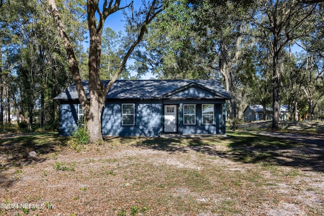 ranch-style home featuring a front lawn