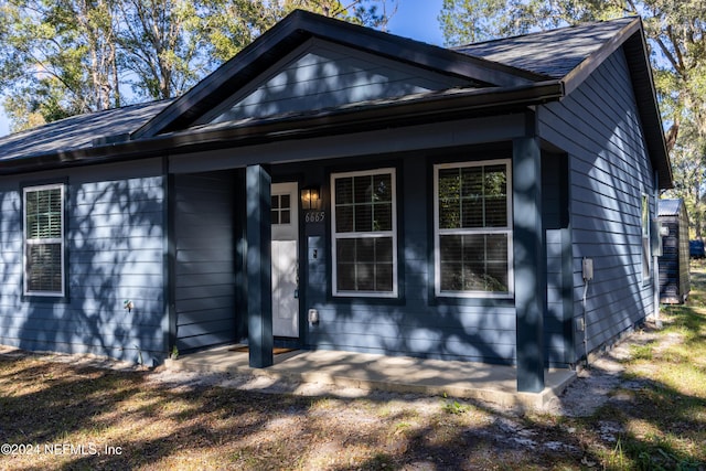 view of front of property featuring covered porch