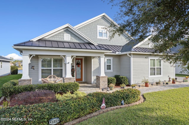 view of front of property featuring a front lawn and a porch