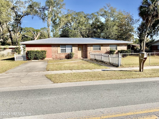 single story home with a front lawn