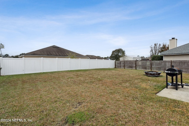 view of yard featuring an outdoor fire pit