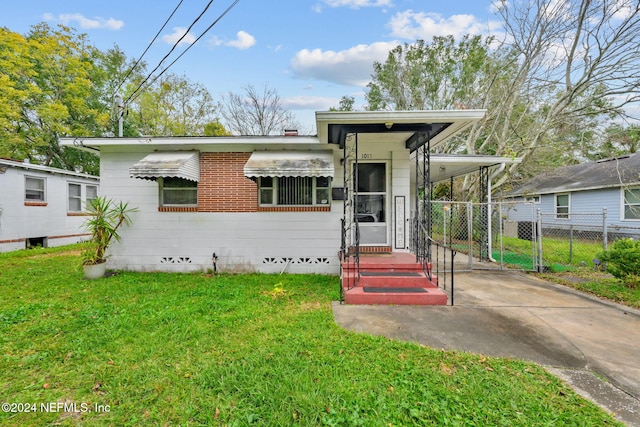 view of front of home featuring a front lawn