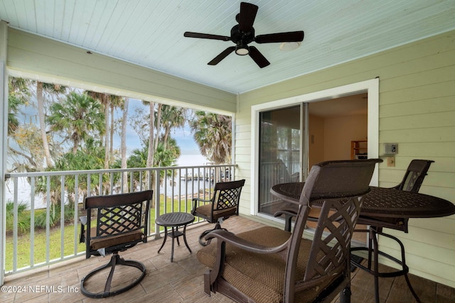 deck with ceiling fan